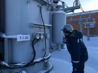 Энергетики чистят снег и осматривают оборудование подстанций